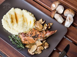 Rozmarýnové králičí stehno s houbami